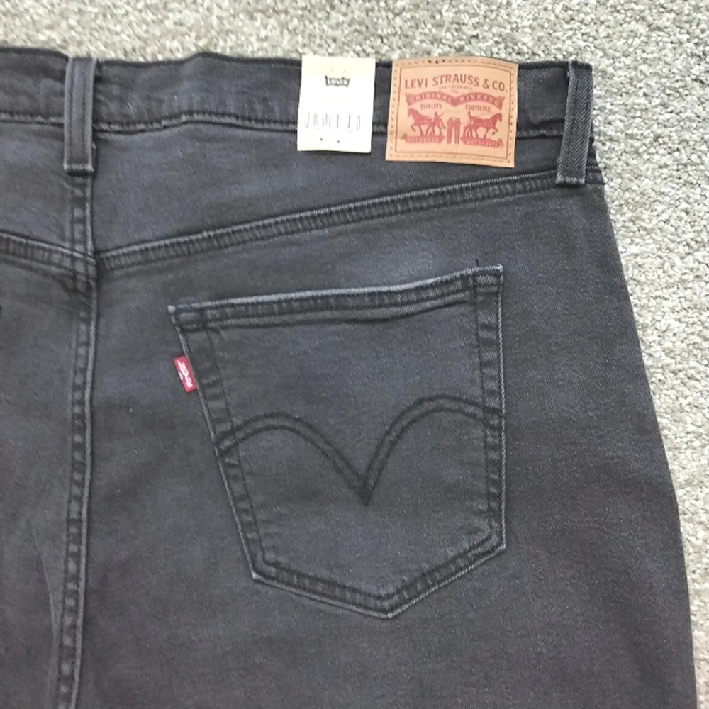 NWT 24W Levi's Wedgie Straight Distressed Jeans - Picture 11 of 14